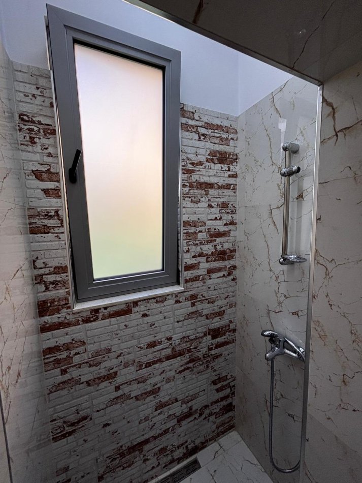 Tirane, jepet me qera zyre Kati 1, 75 m² 500 € (Medrese)