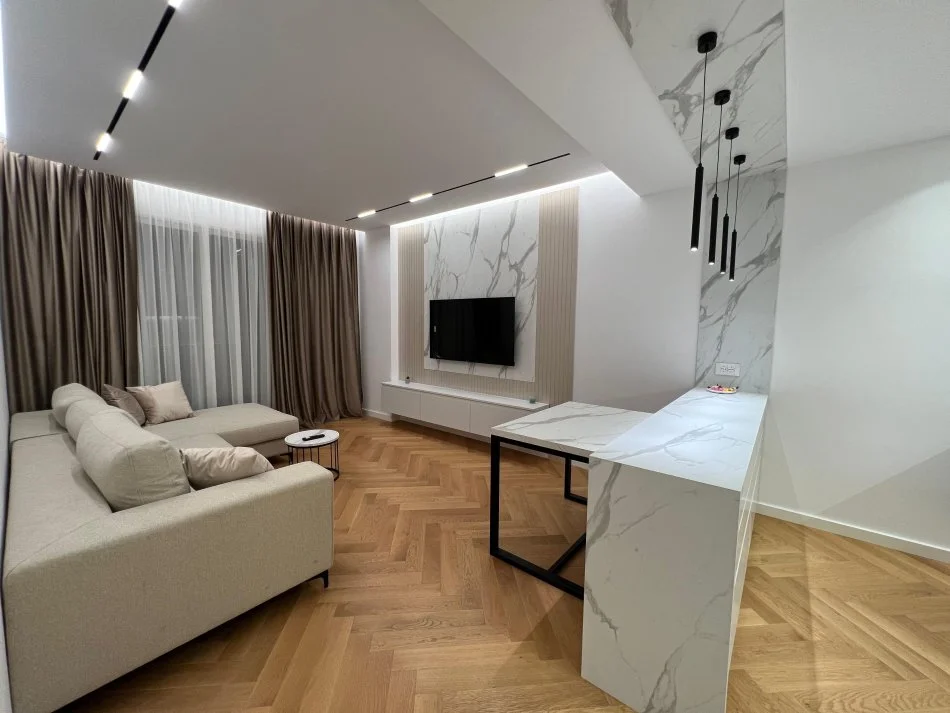 Tirane, jepet me qera apartament 1+1+Ballkon Kati 4, 70 m² 900 € (355693414015)