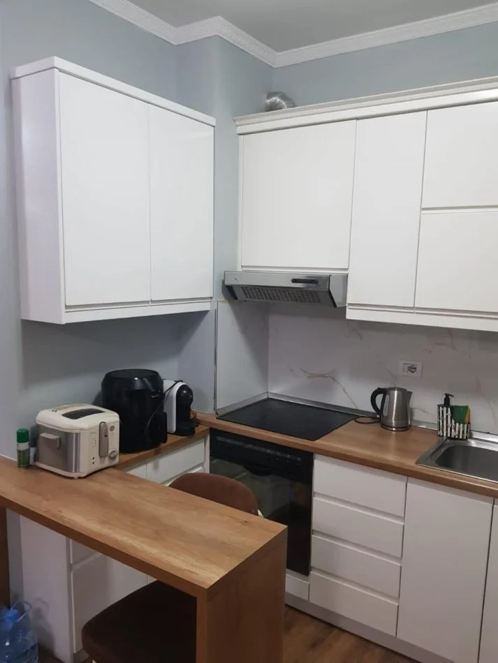 Tirane, jepet me qera apartament 2+1+Ballkon Kati 4, 110 m² 470 € 