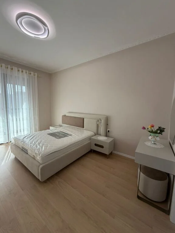 Tirane, jepet me qera apartament 2+1+Ballkon Kati 5, 100 m² 1.300 € (Kompleksi Delijorgji)