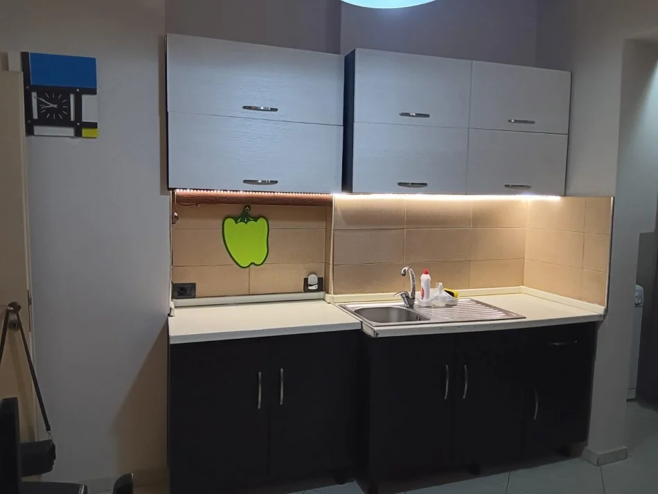 Tirane, jepet me qera apartament 1+1 Kati 4, 74 m² 600 € (Blloku i Ambasadave)