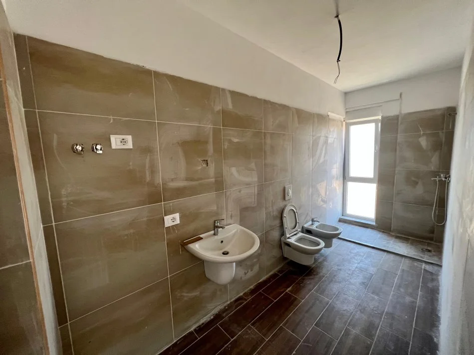Tirane, jepet me qera apartament 2+1 Kati 6, 120 m² 500 € (Rruga kongresi manastirit)