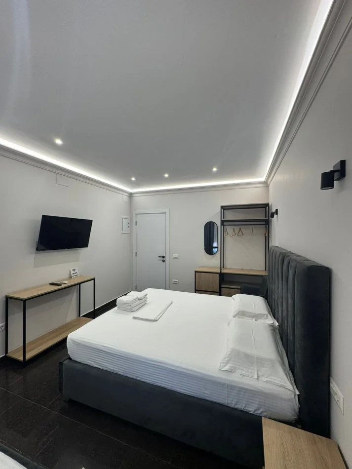 Tirane, jepet me qera apartament 3+1 Kati 2, 350 € (stacioni i trenik)