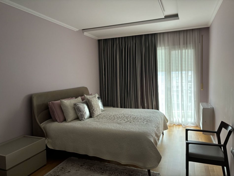 Tirane, shitet apartament 3+1+Ballkon Kati 1, 171 m² 390.000 €