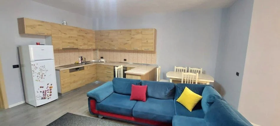 Tirane, jepet me qera apartament 2+1+Ballkon Kati 7, 140 m² 550 € (rruga Hamdi Sina)