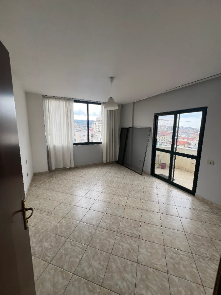 Durres, jepet me qera apartament 1+1+Ballkon Kati 5, 82 m² 300 € (stadiumi)