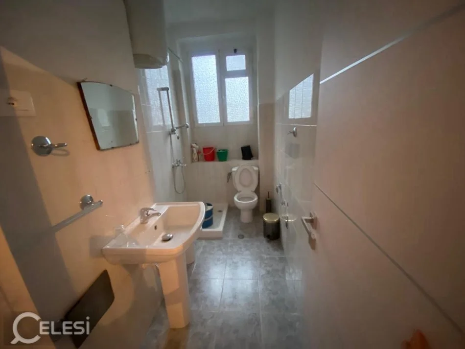 Tirane, jepet me qera dyqan Kati 0, 73 m² 1.200 € (RRUGA E DIBRES)
