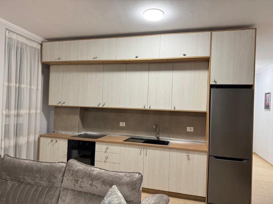 Tirane, jepet me qera apartament 2+1+Ballkon Kati 2, 100 m² 800 € (USLUGA TRENI)