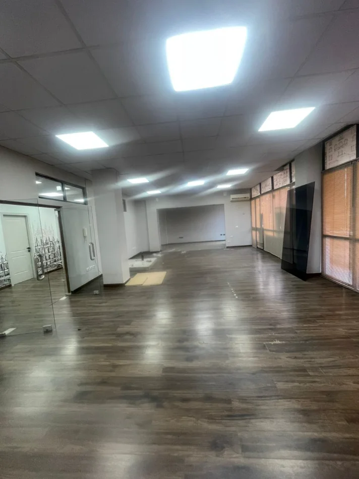 Tirane, jepet me qera zyre Kati 2, 220 m² 2.200 € (STACIONI I TRENIT)