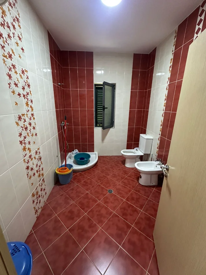 Tirane, jepet me qera 3+1 Kati 2, 190 m² 500 € (Babrru)