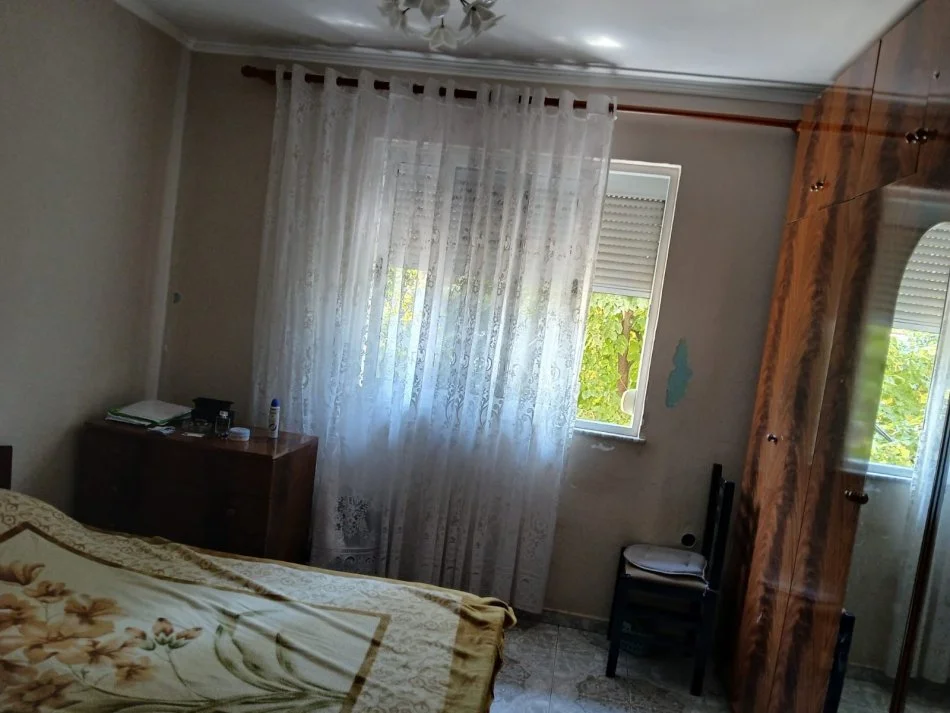 Tirane, jepet me qera apartament 1+1 Kati 2, 70 m² 400 € (Tek Xhamia Xhura)