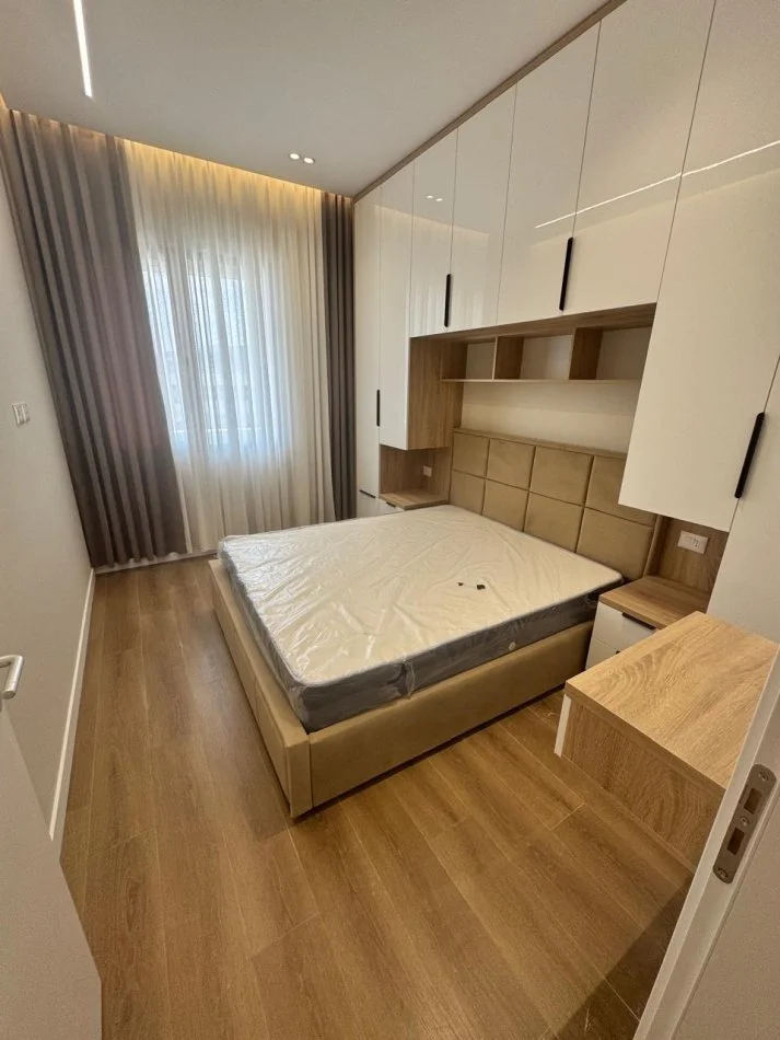 Tirane, jepet me qera apartament 1+1+parkim Kati 5, 70 m² 800 € (Vasil Shanto)