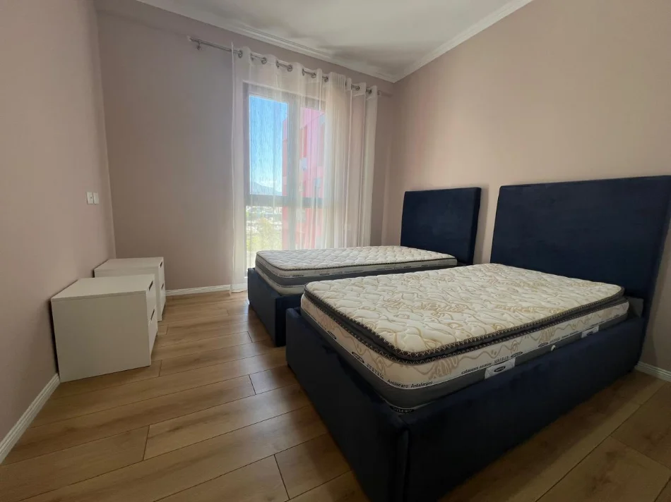 Tirane, jepet me qera apartament 2+1+Aneks+Ballkon Kati 4, 110 m² 700 € (rruga dibres)