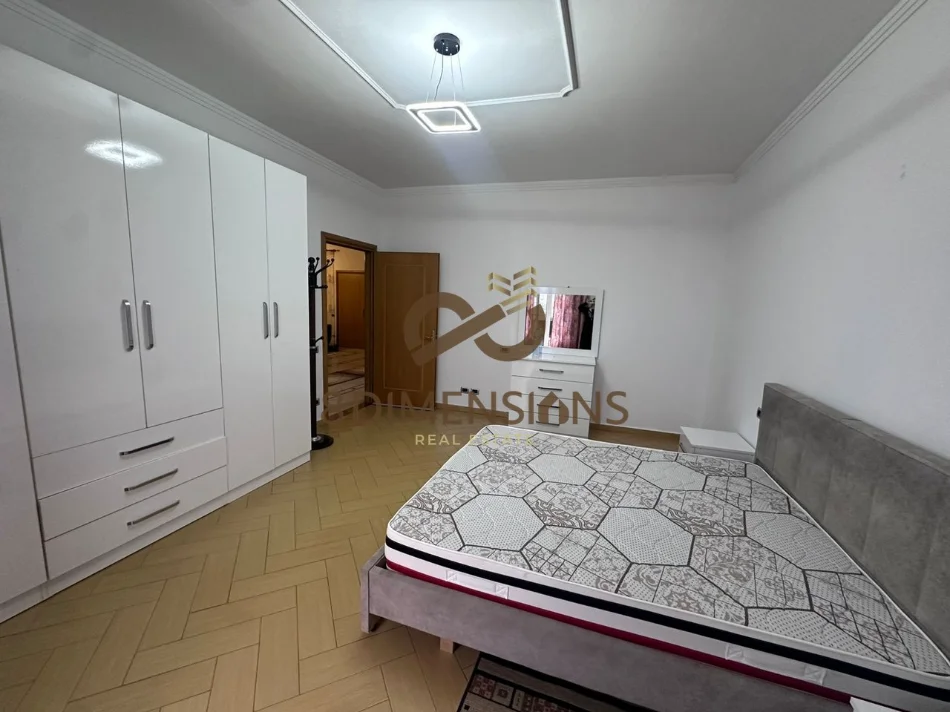 Tirane, jepet me qera apartament 2+1+Ballkon Kati 3, 140 m² 500 € (myslym keta)