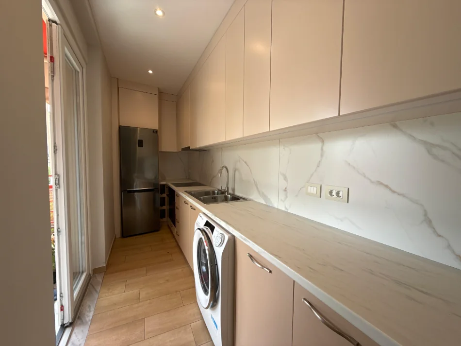Tirane, jepet me qera apartament 2+1+Ballkon Kati 5, 85 m² 750 € (Stacioni i Trenit)