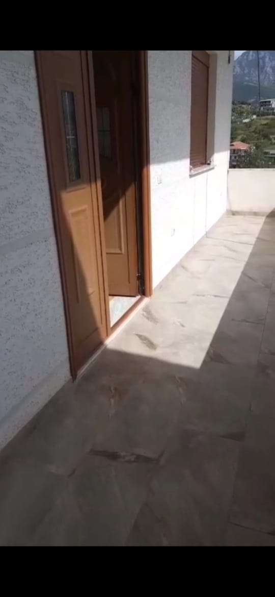 Tirane, shes shtepi 2 Katshe Kati 2, 640 m² 340.000 Euro (babrru)