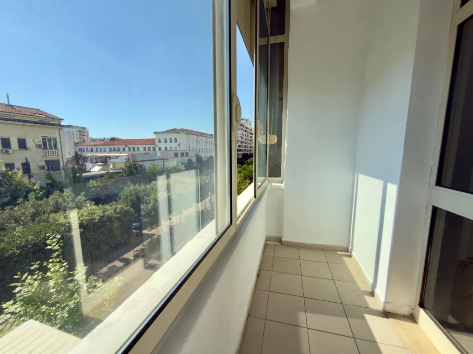 Tirane, jepet me qera apartament 2+1+Ballkon Kati 4, 65 m² 400 € (Bulevardi zogu i Pare)