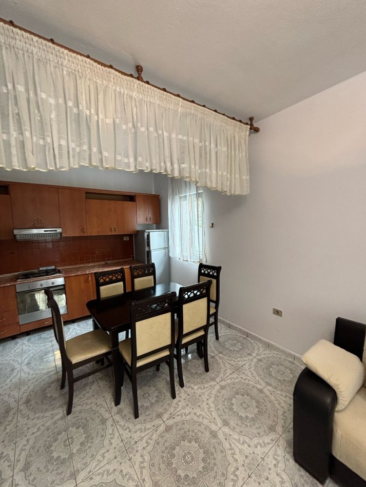 Tirane, jepet me qera apartament 2+1+Ballkon Kati 1, 100 m² 420 € (Rruga e Elbasanit)