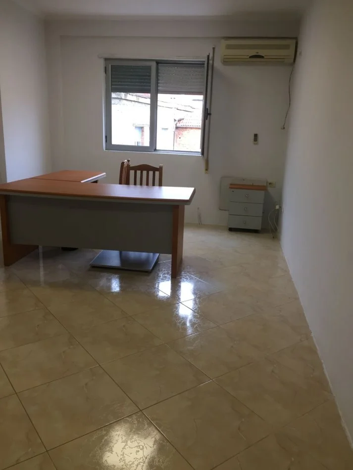 Tirane, jepet me qera zyre Kati 5, 70 m² 500 € (Ministria e Drejtesis ,Rruga Fortuzi)