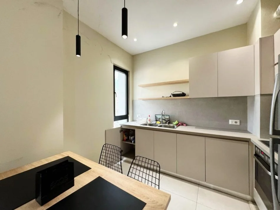 Tirane, shitet apartament 1+1 , 145.000 m² 145.000 € 