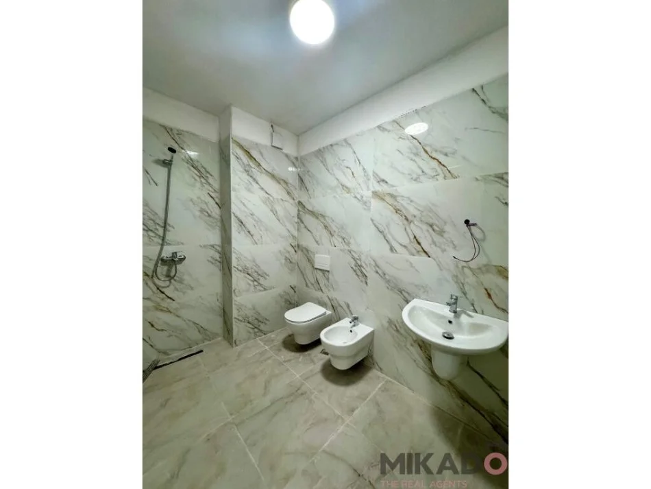 Tirane, jepet me qera zyre , Kati 1, 88 m² 650 € (Qemal Stafa)