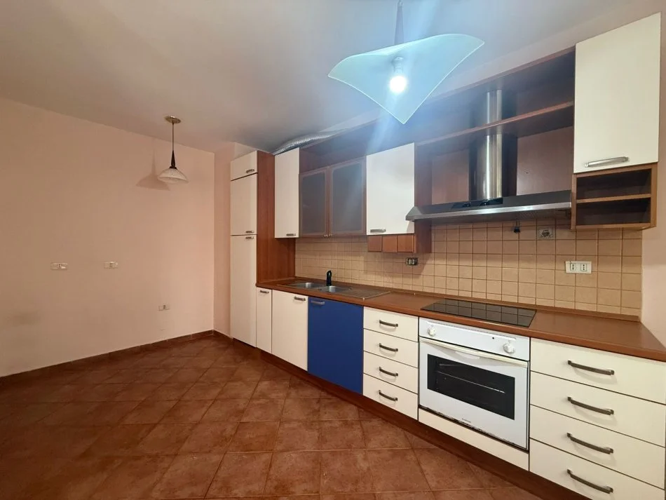 Tirane, jepet me qera apartament 2+1 , 104 m² 900 € 
