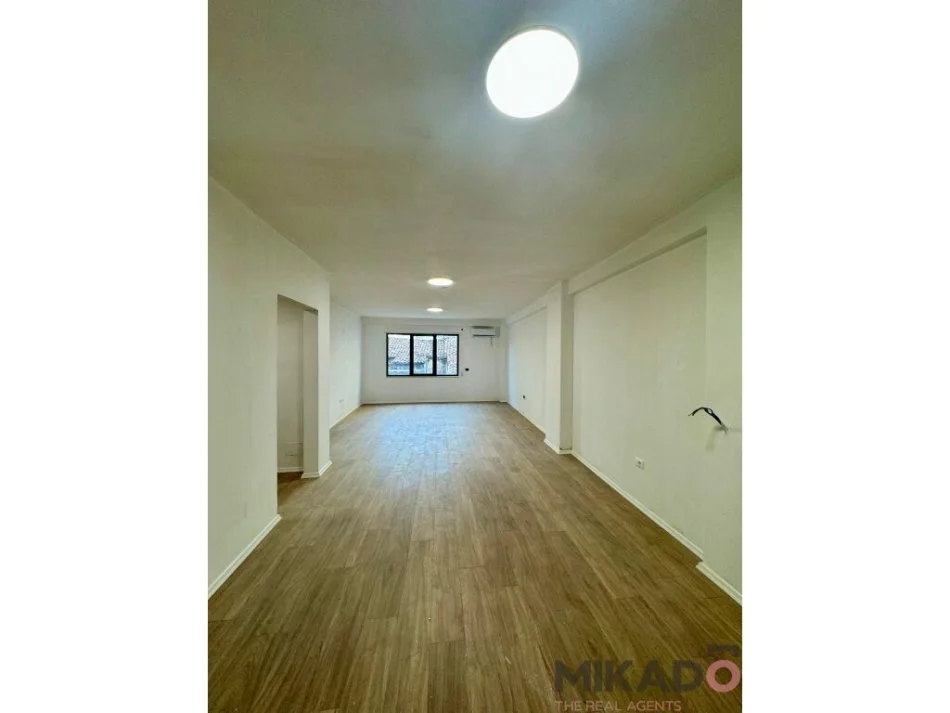 Tirane, jepet me qera zyre , Kati 1, 88 m² 650 € (Qemal Stafa)