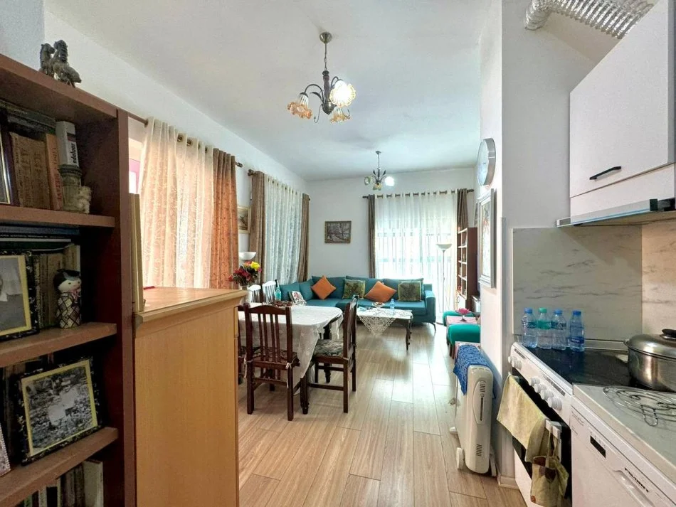 Tirane, shitet apartament 2+1 , 84 m² 