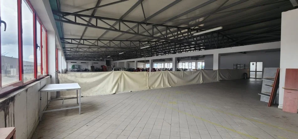 Tirane, jepet me qera magazine Kati 1, 1.800 m² 4.000 € (ne Fushe Mzeze)