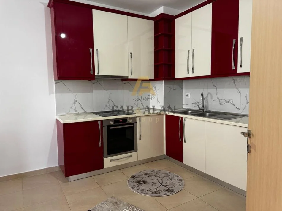Tirane, jepet me qera apartament 3+1+2 Kati 2, 850 € (Kinostudio)