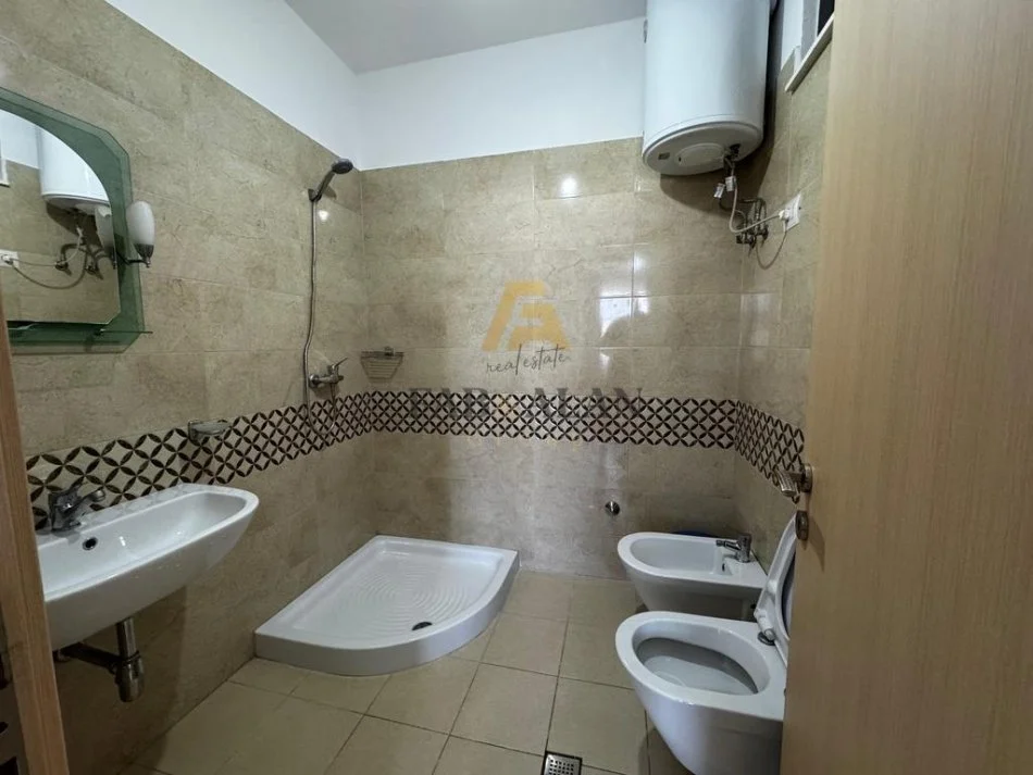 Tirane, jepet me qera apartament 3+1+2 Kati 2, 850 € (Kinostudio)