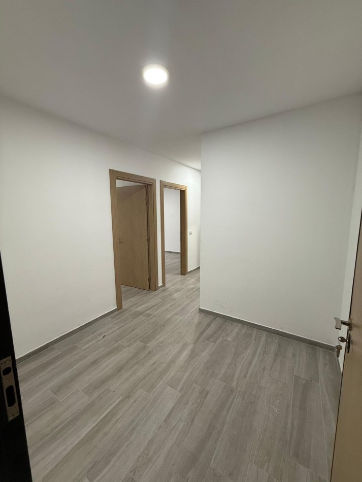 Tirane, jepet me qera apartament 2+1 Kati 5, 94 m² 350 € (Rr 5 Maji)