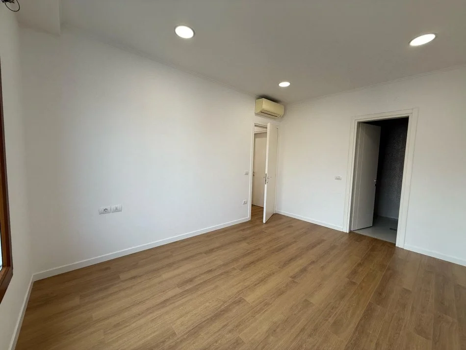 Tirane, jepet me qera ambjent biznesi , 180 m² 250.000 € (delijorgji)