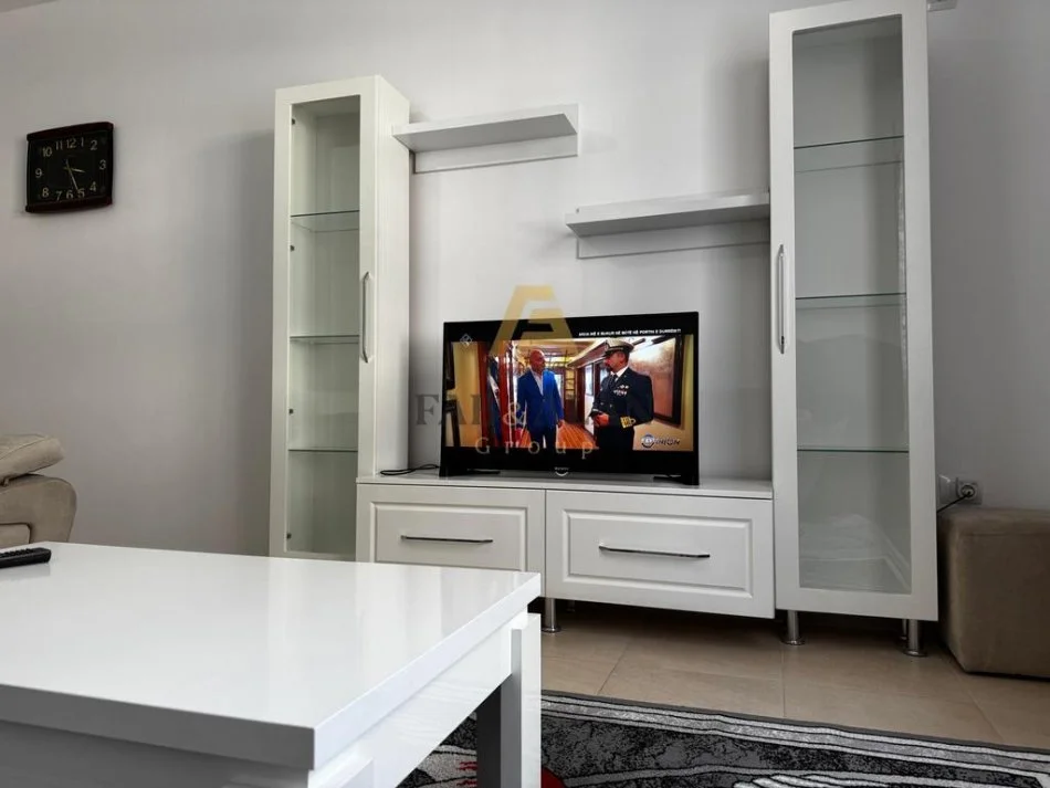 Tirane, jepet me qera apartament 3+1+2 Kati 2, 850 € (Kinostudio)