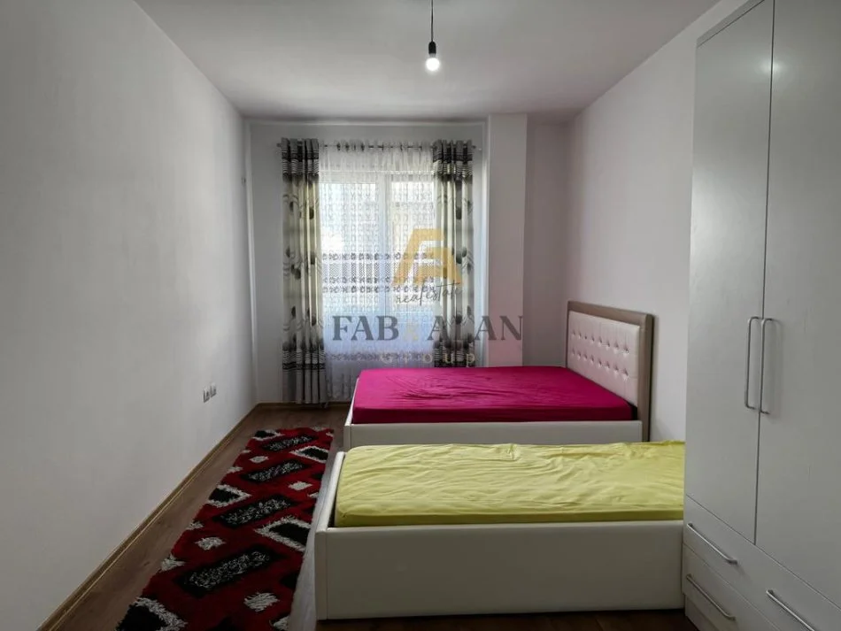 Tirane, jepet me qera apartament 3+1+2 Kati 2, 850 € (Kinostudio)