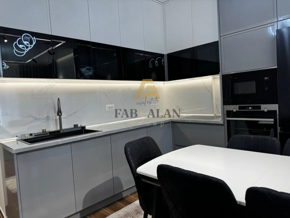 Tirane, jepet me qera apartament 2+1+2 Kati 3, 1.000 € (Kompleksi Arlis, Farmacia 10)