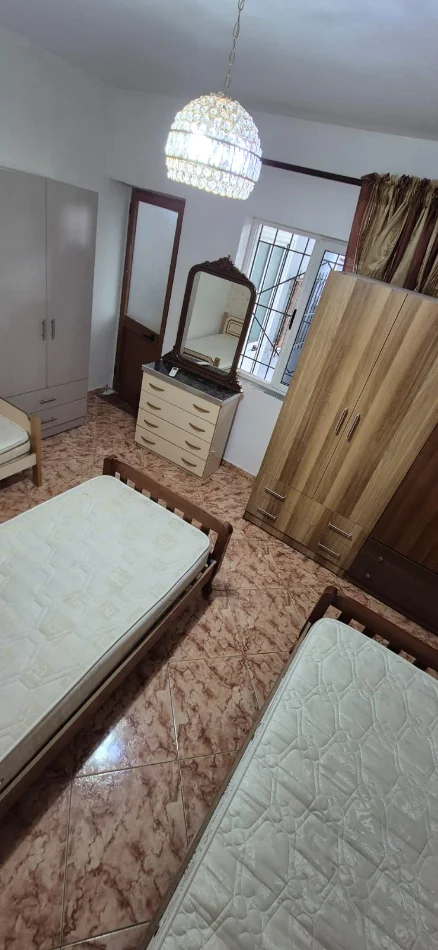 Tirane, jepet me qera shtepi 1+1 Kati 1, 400 € (Universiteti i Mjeksis mbrapa Amerikan 2)