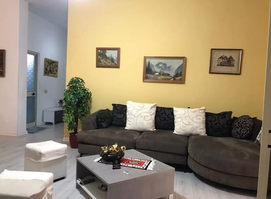 Tirane, jepet me qera apartament 1+1 Kati 2, 75 m² 650 € (Rruga Bardhok Biba)