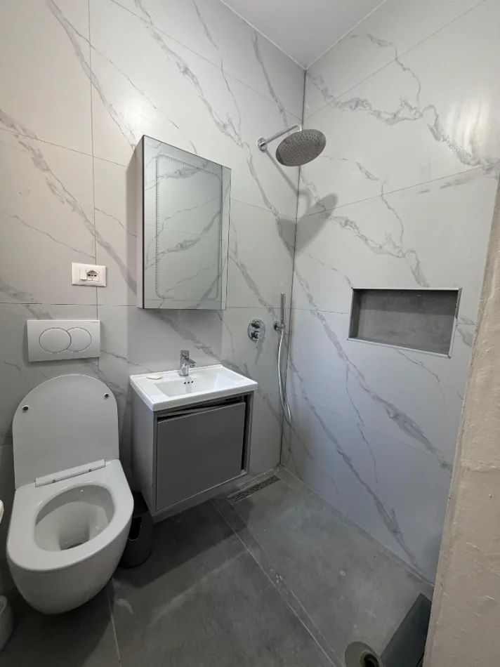 Durres, jepet me qera apartament 2+1+Ballkon , 85 m² 400 € (gjykata)