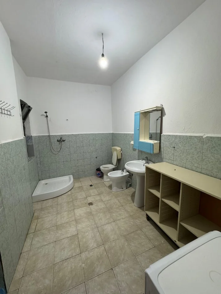 Tirane, jepet me qera apartament 2+1+Parkim, Kati 1, 100 m² 250 €