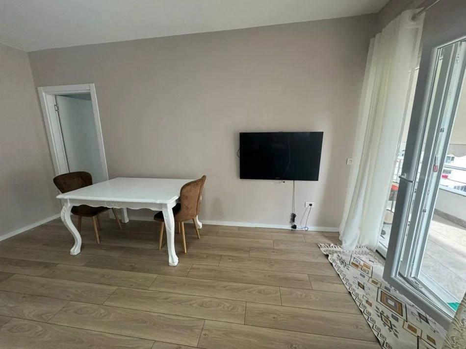 Shqiperi, jepet me qera apartament 2+1+Ballkon Kati 4, 100 m² 500 € (Rruga Thesarit)