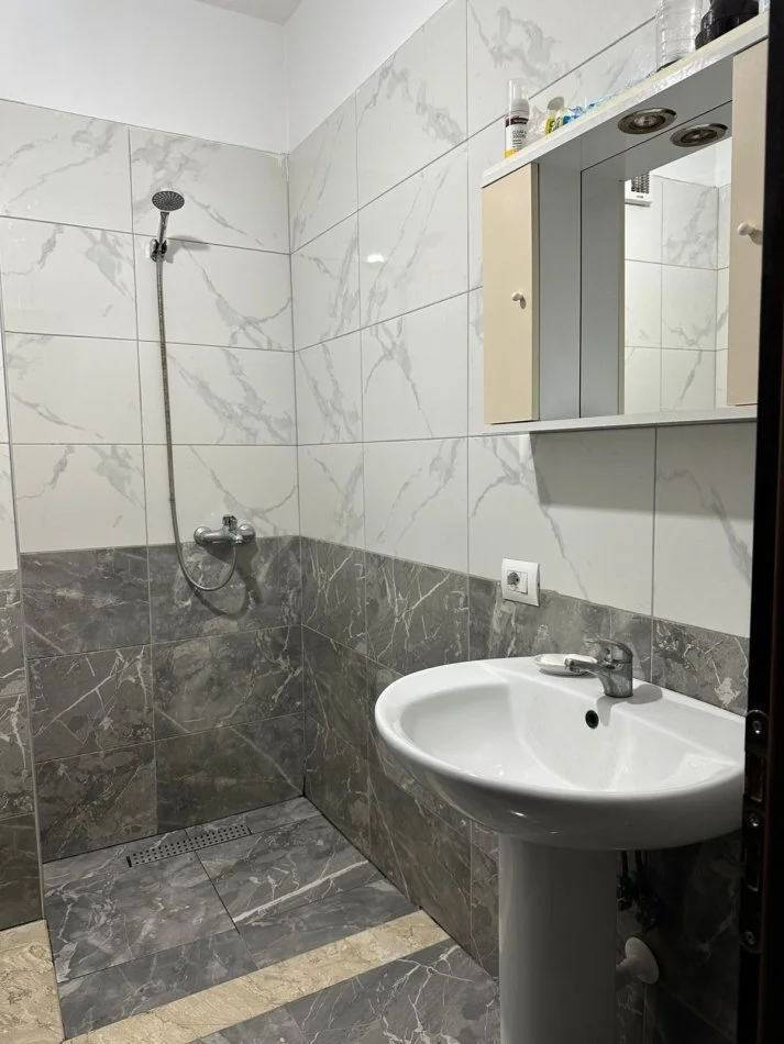 Tirane, jepet me qera apartament 1+1 Kati 5, 65 m² 400 € (Zgara 5 Maji)