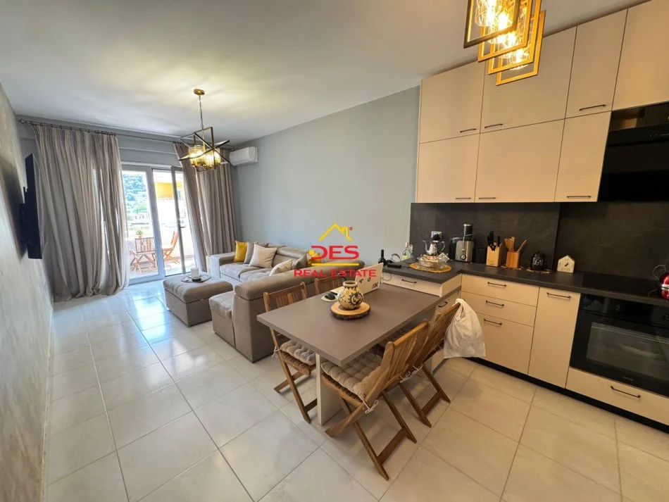 Vlore, jepet me qera apartament 1+1+Ballkon Kati 5, 70 m² 550 € (Rruga Murat Tërbaçi)