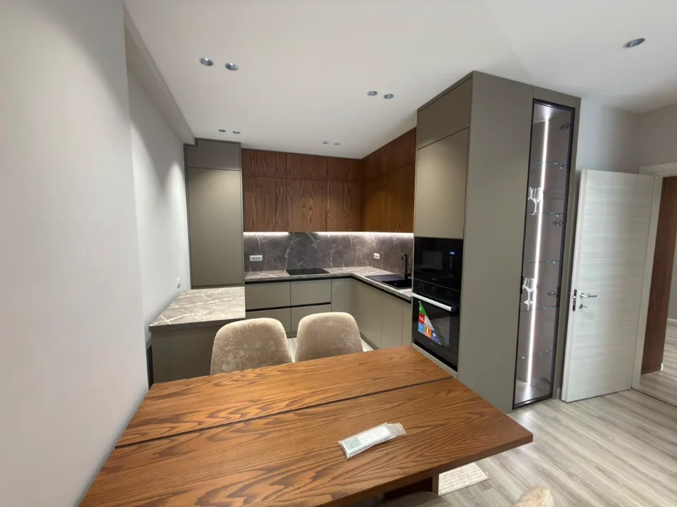 Tirane, jepet me qera apartament 1+1 Kati 4, 69 m² 600 € (Kompleksi E-88, Rruga Dritan Hoxha)