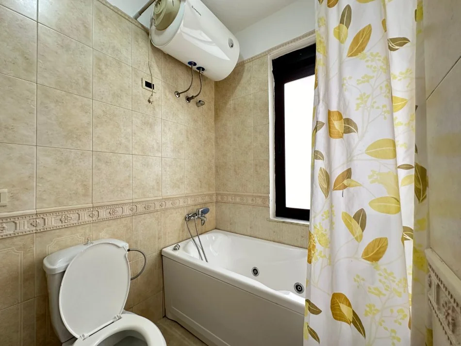 Tirane, jepet me qera apartament 1+1+Ballkon , 800 € (ne Bllok)