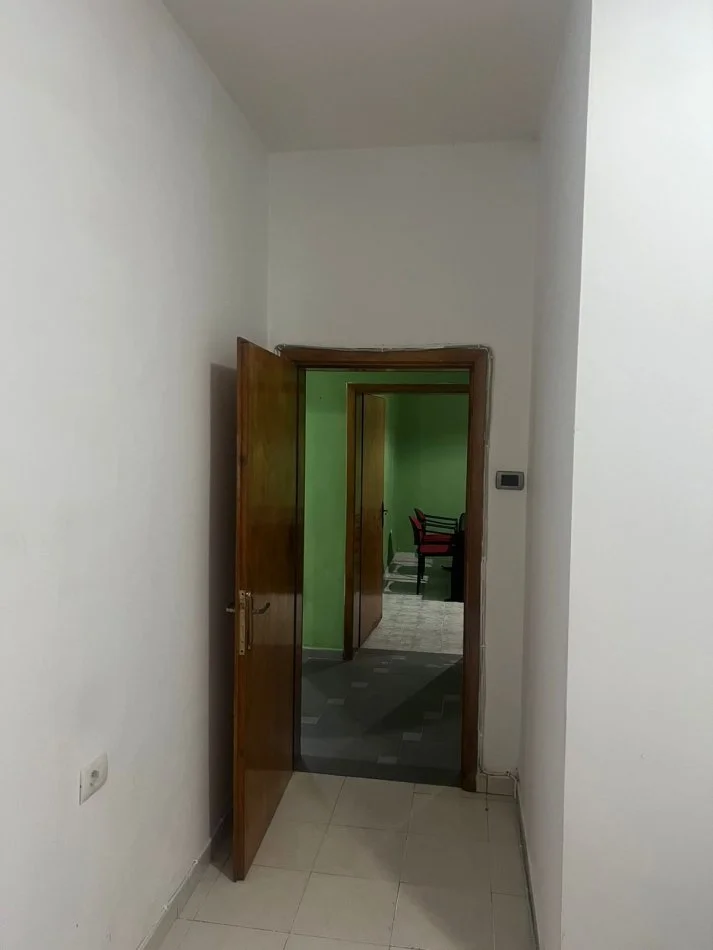 Tirane, jepet me qera apartament 3+1 , 800 € (Siri kodra)