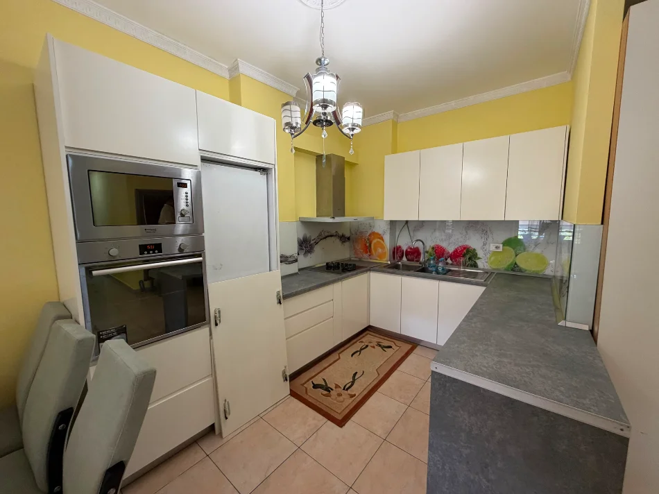 Tirane, jepet me qera apartament 2+1+Ballkon Kati 3, 95 m² 500 € (Apartament 2+1 Per Qera Prane Casa Italia Plotesisht I Mobiluar)