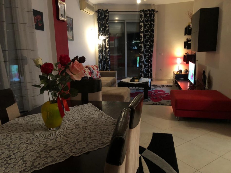 Kerkojme 2 goca per ndarje qeraje. Gocat do kene dhomen dhe banjon e tyre. Te jene te rregullta. Apartament 2+1+2, Kati 4,me ashensor. Rruga selman riza. 500 € (125 secila).