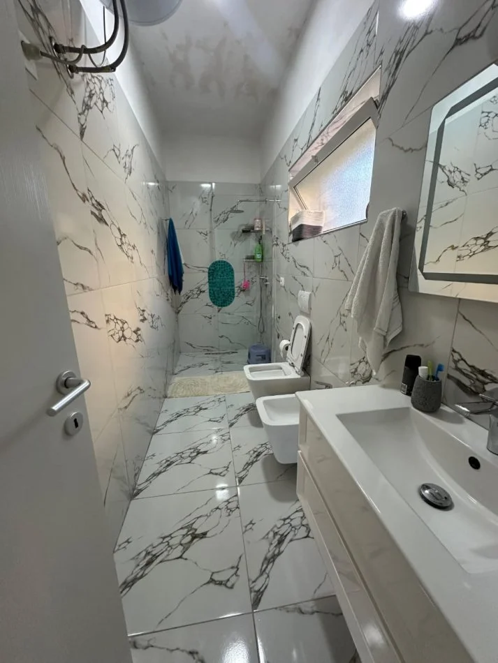 Tirane, jepet me qera apartament duplex , 500 € (Kamez)