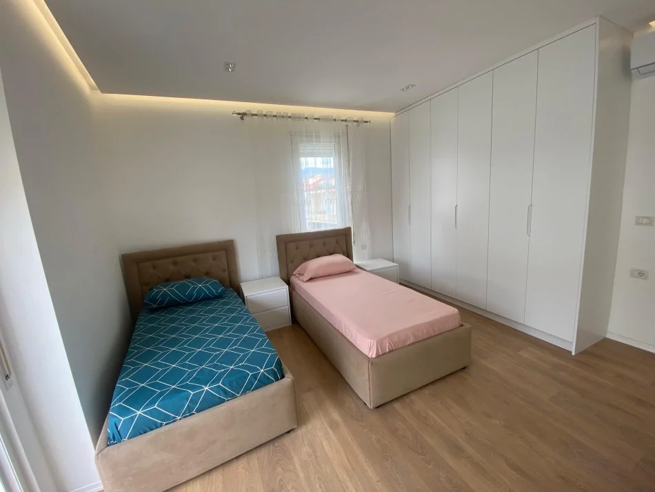 Tirane, jepet me qera apartament 2+1 Kati 1, 85 m² 500 € (Rruga hambi pepo)